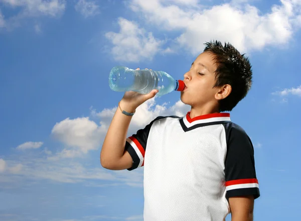 Διψασμένος αγόρι πόσιμο νερό σε εξωτερικούς χώρους — Φωτογραφία Αρχείου