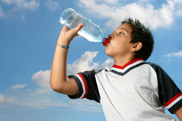 Rapaz sedento a beber água ao ar livre — Fotografia de Stock