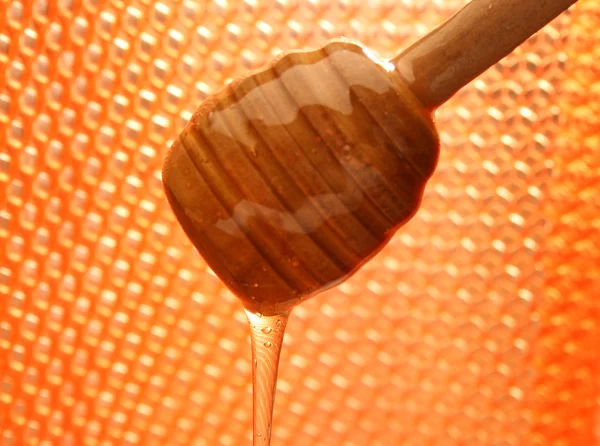 Μέλι με την έκχυση του ξύλινου στικ. — Φωτογραφία Αρχείου