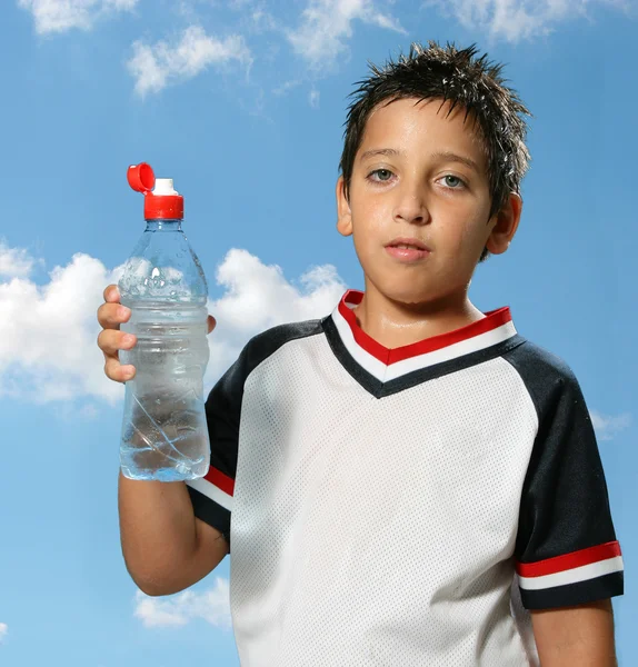 Žízeň chlapec pitné vody venku — Stock fotografie
