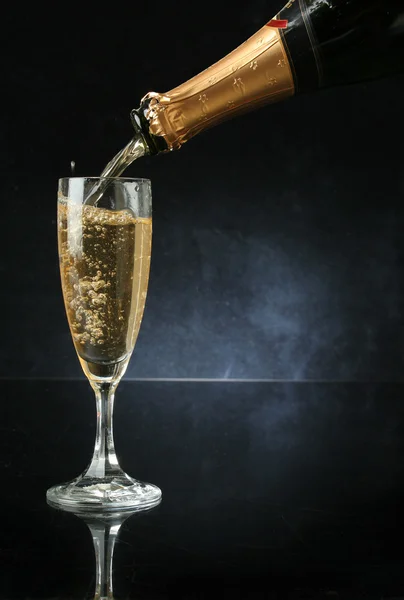 Versare un flauto di champagne — Foto Stock