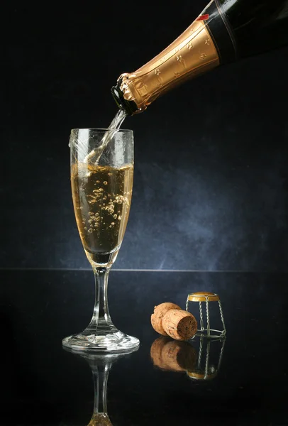 Versare un flauto di champagne — Foto Stock