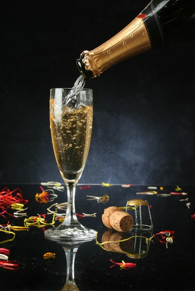 Pouring a champagne flute — Stock Photo, Image