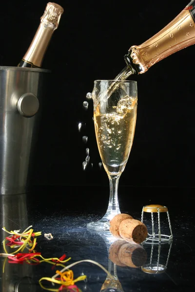 Despejando uma flauta de champanhe — Fotografia de Stock