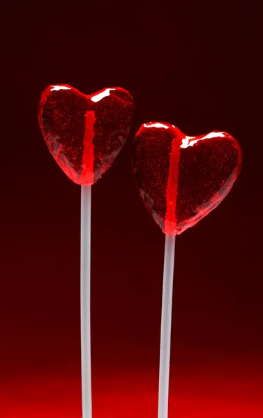 Dois pirulitos em forma de coração para Valentine — Fotografia de Stock