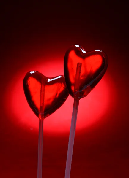 М'яке червоне серце на фоні цукерок — стокове фото