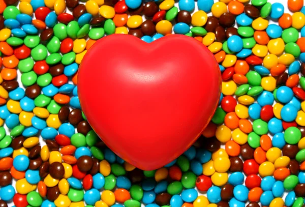 Şeker arka plan üzerinde yumuşak kırmızı kalp — Stok fotoğraf
