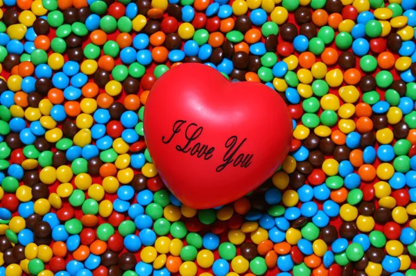 Coeur rouge doux sur fond de bonbons — Photo