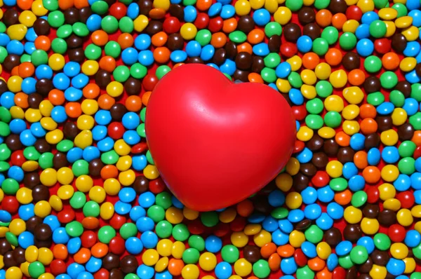 Corazón rojo suave sobre fondo de caramelo — Foto de Stock