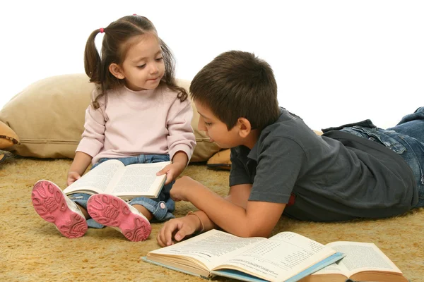 Brat i siostra, czytanie książek na podłodze — Zdjęcie stockowe