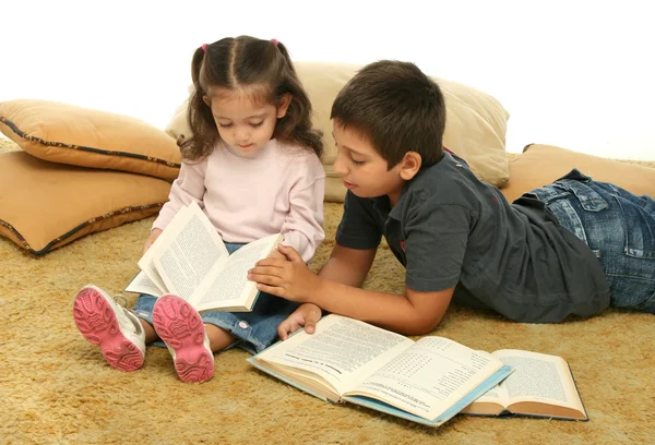 오 빠와 여동생 바닥에 책을 읽고 — 스톡 사진