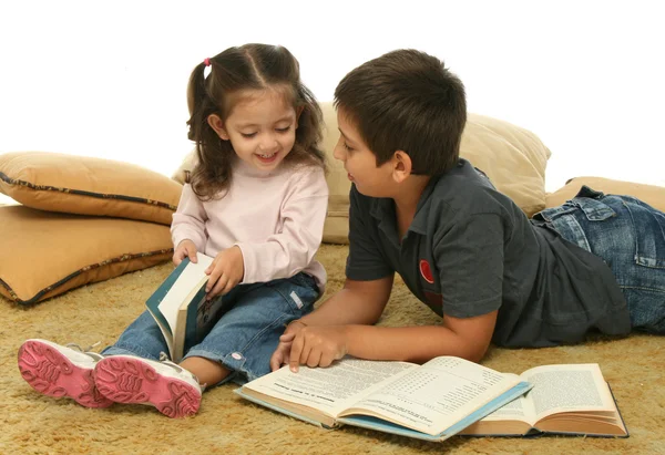 Broer en zus lezen van boeken op de verdieping — Stockfoto