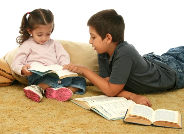 Hermano y hermana leyendo libros en el suelo — Foto de Stock