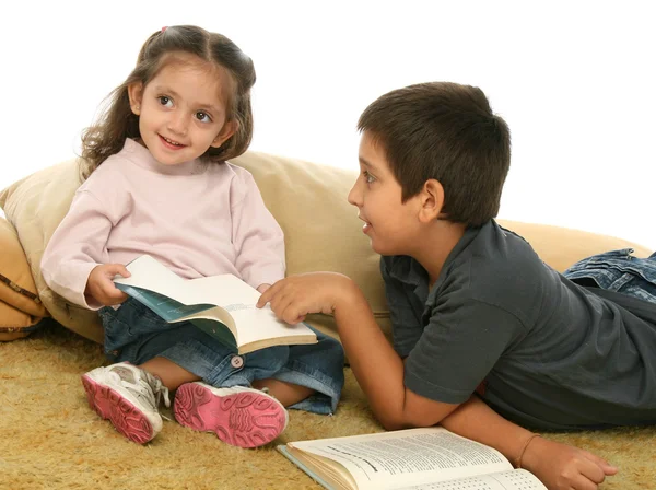 Αδελφός και αδελφή ανάγνωση βιβλίων στο πάτωμα — Φωτογραφία Αρχείου