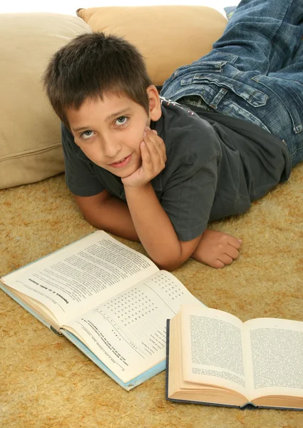 Niño leyendo libros en el suelo — Foto de Stock