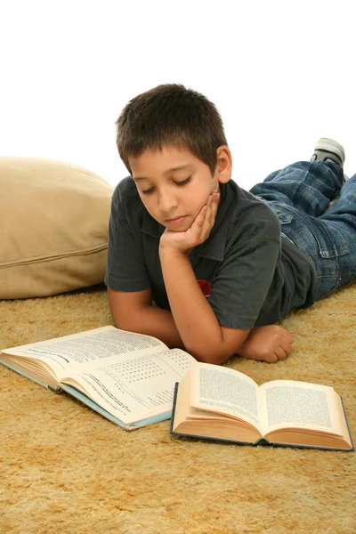 Αγόρι ανάγνωση βιβλίων στο πάτωμα — Φωτογραφία Αρχείου