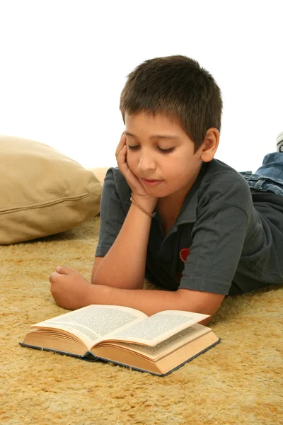 Chłopiec czytanie książek na podłodze — Zdjęcie stockowe