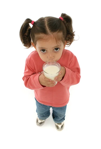 Niedliches kleines Mädchen, das Milch trinkt — Stockfoto