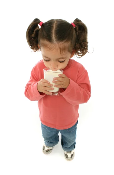 Carino bambina bere latte — Foto Stock