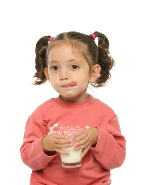 Linda niña bebiendo leche — Foto de Stock