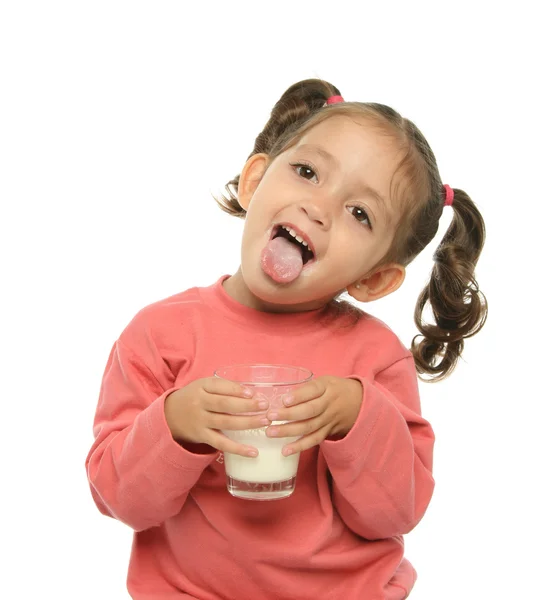 우유를 마시는 귀여운 소녀 — 스톡 사진