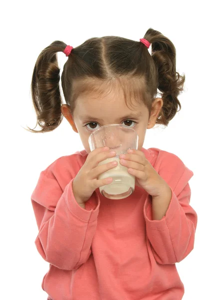 Cute dziewczynka picia mleka — Zdjęcie stockowe
