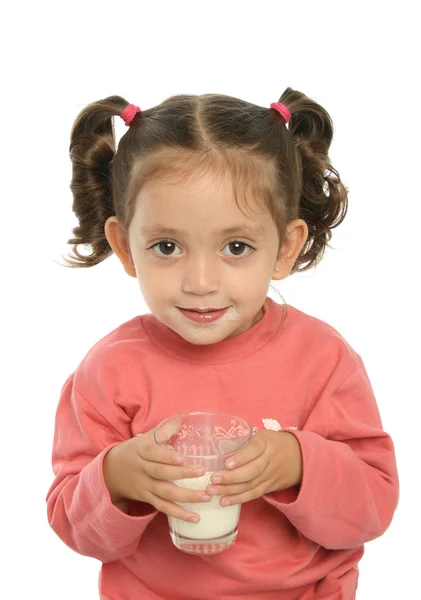 Χαριτωμένο κοριτσάκι πίνουν γάλα — Φωτογραφία Αρχείου
