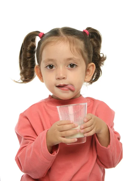 Мила маленька дівчинка п'є молоко — стокове фото