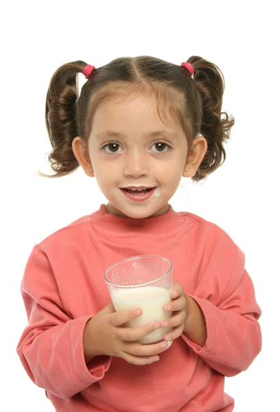 Linda niña bebiendo leche — Foto de Stock