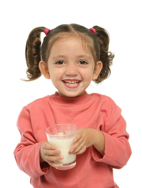 Милая маленькая девочка пьет молоко — стоковое фото