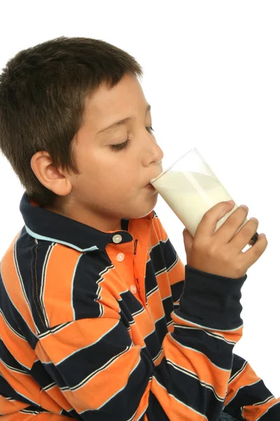 Jongen drinkt een glas melk — Stockfoto