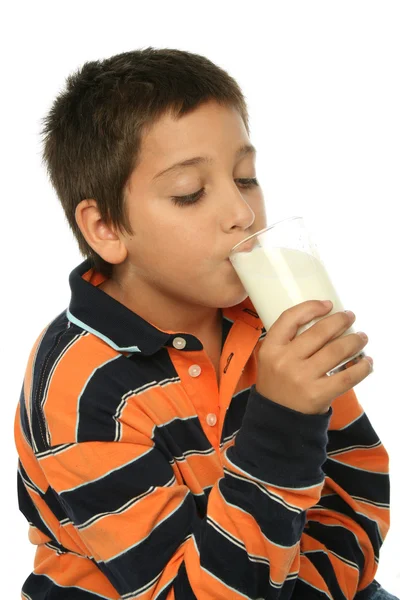 A fiú egy pohár tejet iszik. — Stock Fotó