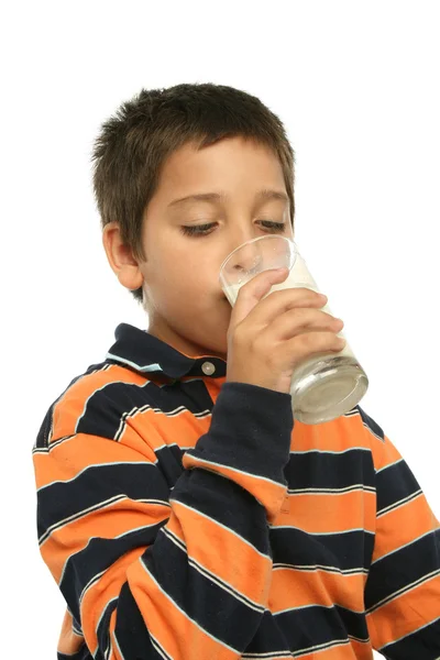 Chlapec pije sklenici mléka — Stock fotografie