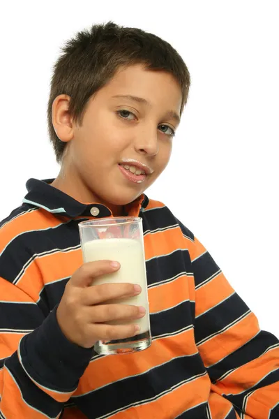 Menino bebendo um copo de leite — Fotografia de Stock