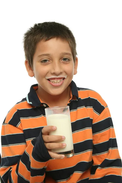 Chlapec pije sklenici mléka — Stock fotografie