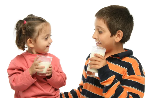 Брат и сестра пьют молоко — стоковое фото