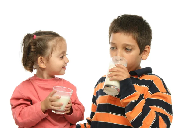 Брат і сестра п'ють молоко — стокове фото