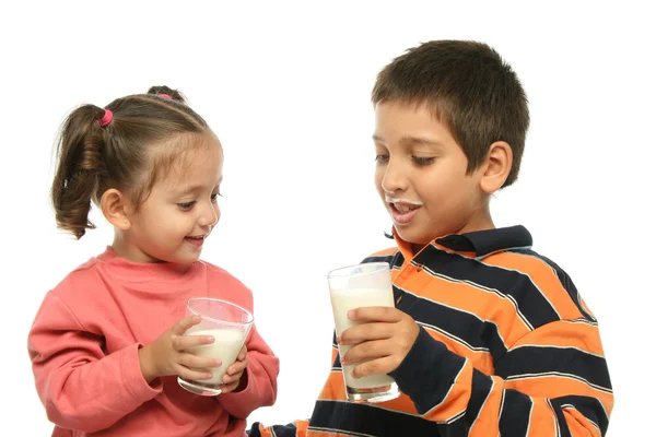 Bror och syster dricka mjölk — Stockfoto