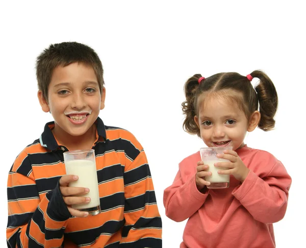 Hermano y hermana bebiendo leche —  Fotos de Stock