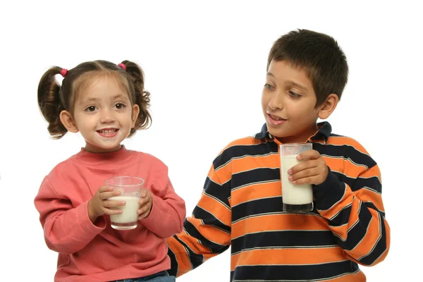 Hermano y hermana bebiendo leche —  Fotos de Stock