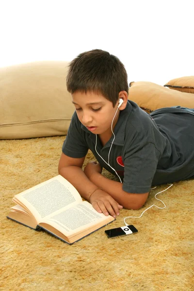 Menino leitura e ouvir música — Fotografia de Stock