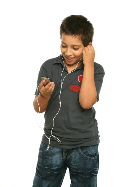Cool çocuk mp4 player ile müzik dinleme — Stok fotoğraf