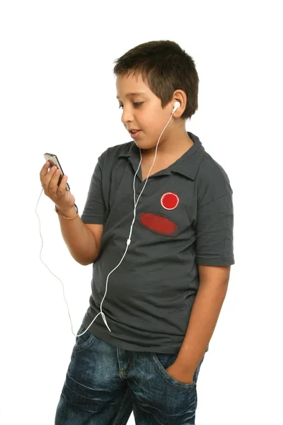 Ακούγοντας μουσική δροσερό αγόρι με mp4 player — Φωτογραφία Αρχείου