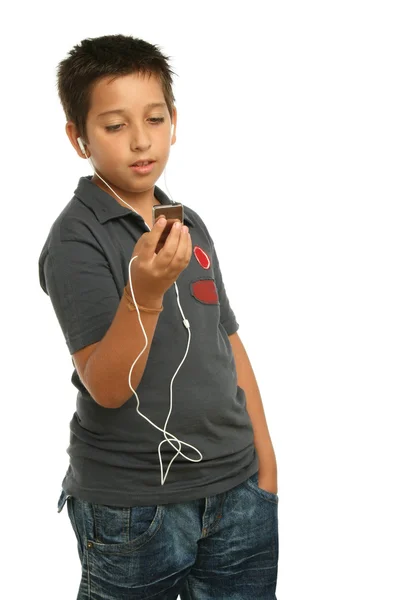 Cool boy escuchar música con un reproductor de mp4 — Foto de Stock