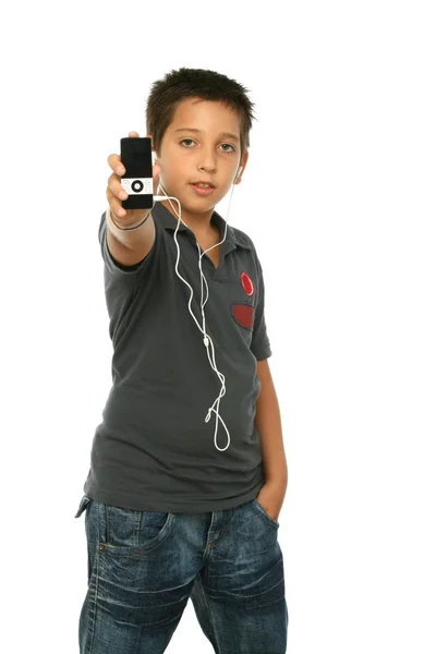 Cooler Junge, der Musik mit einem mp4-Player hört — Stockfoto