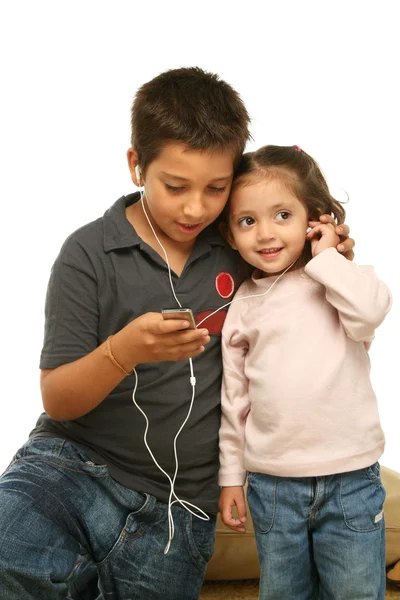 Kinder genießen gemeinsam einen MP4-Player — Stockfoto