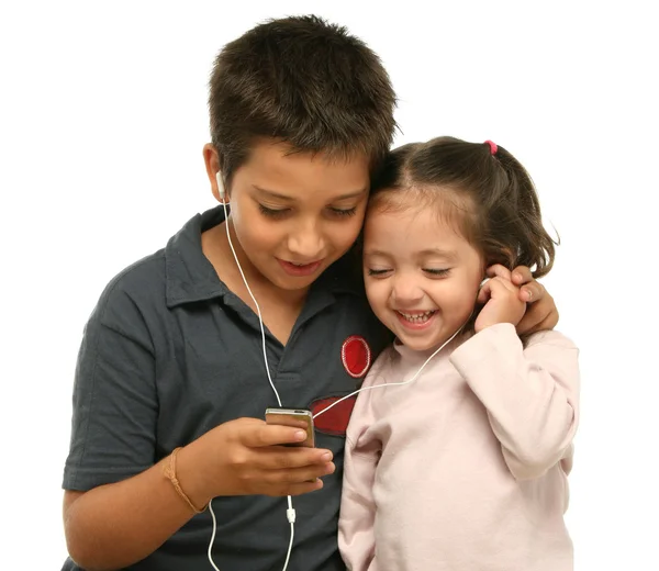 Kinder genießen gemeinsam einen MP4-Player — Stockfoto