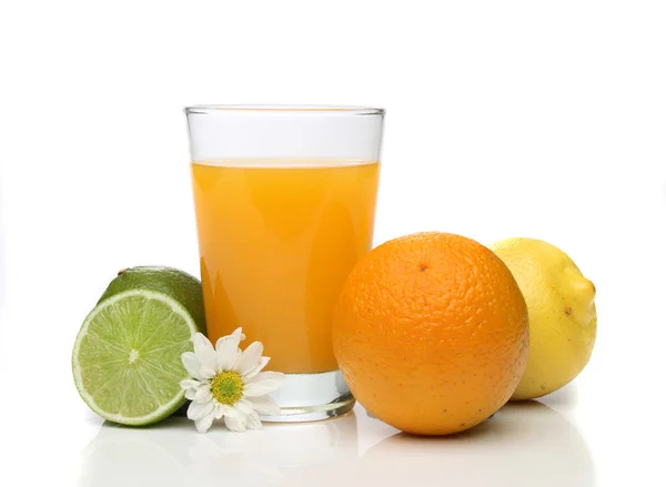 Sok pomarańczowy z kompozycji owoców — Zdjęcie stockowe