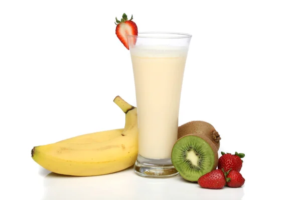 Milkshake alla banana con composizione di frutta — Foto Stock