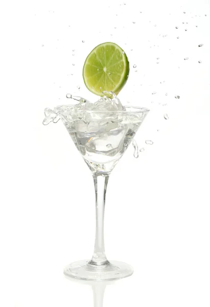 Kalk spatten in een cocktailglas — Stockfoto
